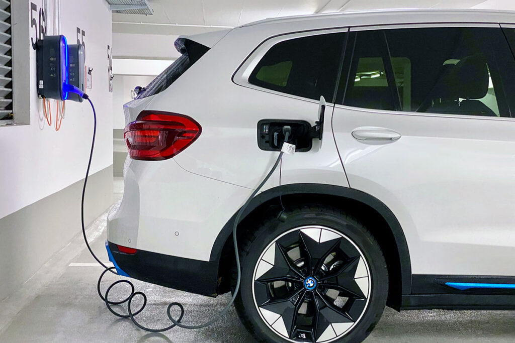 BMW-Automobil wird in Garage an Wallbox geladen